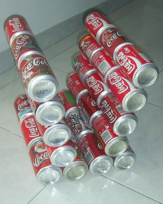 Kaleng bekas minuman bersoda ditempel membentuk huruf V, agar bisa menjadi tempat meletakan majalah atau buku. (Foto: Dok. Brightside)