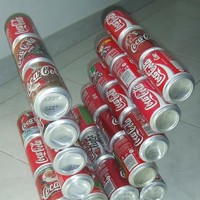 Kaleng bekas minuman bersoda ditempel membentuk huruf V, agar bisa menjadi tempat meletakan majalah atau buku. (Foto: Dok. Brightside)