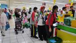 Warga Berburu Diskon Hingga 50% di Giant Jelang Tutup Toko