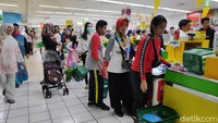 Di dalam supermarket pun tampak sejumlah petunjuk yang menyatakan barang-barang yang dijual mendapat potongan harga. Diskonnya variatif, ada yang 5%, 10%, 25%.