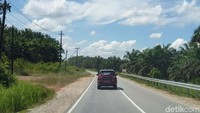 Kondisi jalan aspal yang mulus tersebut berlanjut hingga sampai ke PLBN Entikong. Bahkan sebelum memasuki PPBN tersebut, ada sebuah jembatan kokoh dan megah yang membentang di Jalan Raya Entikong. Foto: Luthfi Anshori
