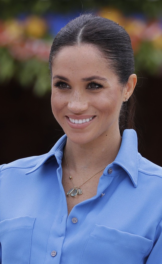 Masih dari rangkaian tur Meghan dan Harry ke Australia dan sekitarnya, Meghan tampak memakai anting berdesain simpel dari Adina Reyter saat berkunjung ke Tonga. Harganya 375 poundsterling Rp 6,7 juta. Anting itu dipadukan dengan kalung seharga Rp 25 juta dari Pippa Small.(Foto: Getty Images)