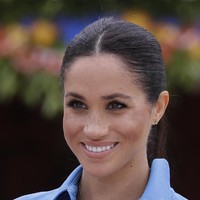 Masih dari rangkaian tur Meghan dan Harry ke Australia dan sekitarnya, Meghan tampak memakai anting berdesain simpel dari Adina Reyter saat berkunjung ke Tonga. Harganya 375 poundsterling Rp 6,7 juta. Anting itu dipadukan dengan kalung seharga Rp 25 juta dari Pippa Small.(Foto: Getty Images)