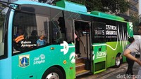 PT Transportasi Jakarta mengadakan sosialisasi bus listrik di Car Free Day (CFD) Bundaran HI, Jakarta (Foto: Adhi Indra Prasetya/detikcom)