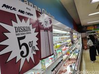 Warga Berburu Diskon Hingga 50% Di Giant Jelang Tutup Toko