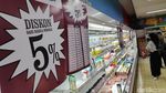 Warga Berburu Diskon Hingga 50% di Giant Jelang Tutup Toko
