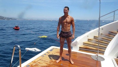 Dari Lapangan Hijau, Ronaldo ke Laut yang Biru