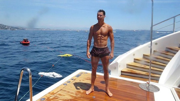 Dari Lapangan Hijau, Ronaldo ke Laut yang Biru
