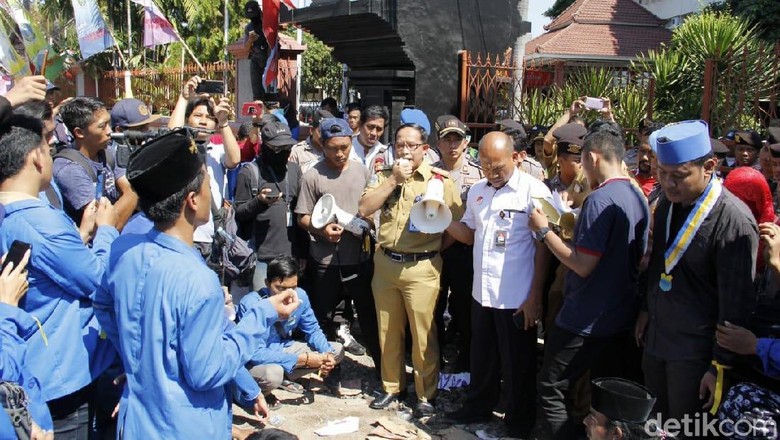 Demo Tolak PPDB Zonasi, Mahasiswa Ditemui Sekretaris Dinas Pendidikan Jatim