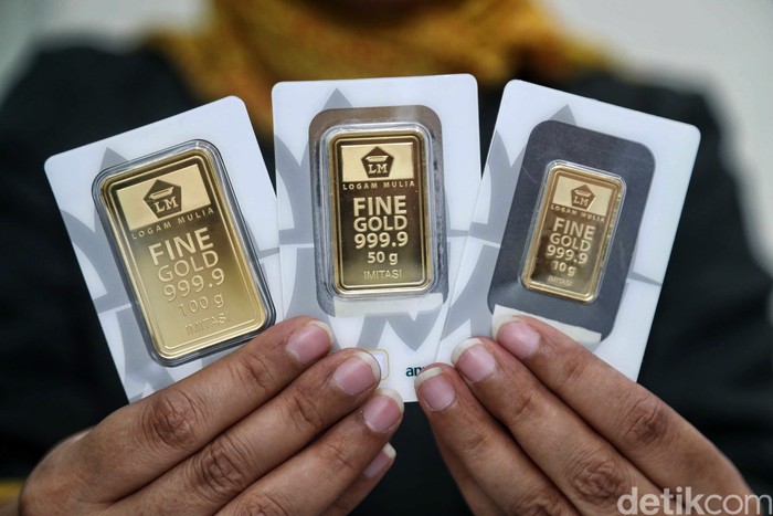 Logam mulia atau emas batangan milik PT Aneka Tambang Tbk (Antam) hari ini dijual Rp 702.000/gram. Harga ini terbesar dalam sejarahnya.