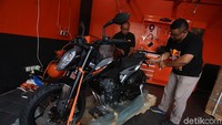 Setelah itu mulai membuka satu persatu tali pengait pada kerangkeng untuk mengikat motor agar aman. 