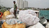 Sejumlah pengepul barang bekas memilah sampah di pinggir jalan Sunter, Jakarta Utara, Senin (24/6).