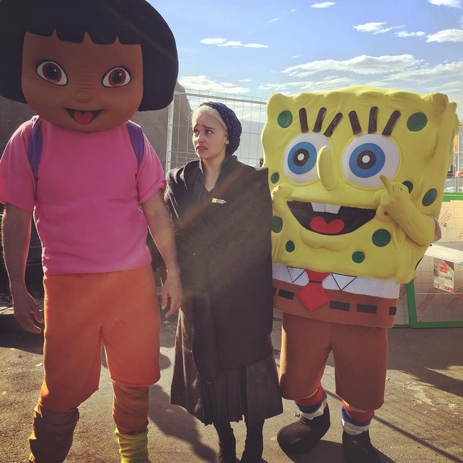 Saat The Mother of Dragons cuti dari perang dan tak mengurus naga-naganya, ia memilih bersantai dengan Spongebob dan Dora The Explorer. Foto: Instagram