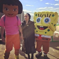 Saat The Mother of Dragons cuti dari perang dan tak mengurus naga-naganya, ia memilih bersantai dengan Spongebob dan Dora The Explorer. Foto: Instagram