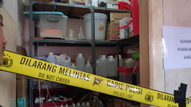Sejumlah bahan baku dan peralatan untuk membuat sabu ditemukan di rumah tersebut.