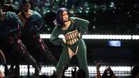 Cardi tampil maksimal seolah tak peduli dengan kasusnya yang tengah ramai. Kevin Winter/Getty Images