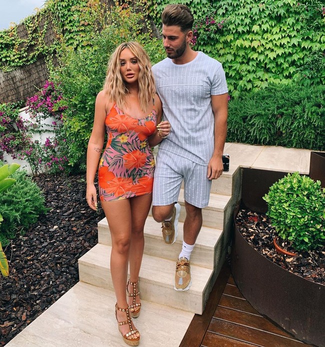 Aku akhirnya kembali ke diriku. Aku memilih tubuhku yang natural. Dulu aku tergila-gila dengan implan. Sekarang aku kembali dengan payudara yang alami dan normal, ucapnya.  Foto: Instagram