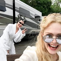 Kembali beradu akting di film Maleficent II, Angelia Jolie dan Elle Fanning memamerkan keakraban mereka di lokasi syuting. Tentunya jadi hal langka melihat Angelina Jolie yang selalu terlihat serius, ternyata bisa berpose a la ABG juga. Foto: Twitter