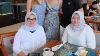 Perempuan yang akrab disapa Uni ini sedang liburan ke Bali. Sarapan bersama keluarga pun jadi agenda yang seru. Foto: Instagram whulandary