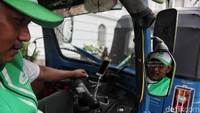 GrabBajay sudah terintegrasi di dalam aplikasi Grab sehingga para pengguna tidak perlu repot mencari armada bajaj di jalan. Pengguna dapat mengakses GrabBajay dengan mengetuk ikon GrabBike pada layar utama aplikasi Grab ketika berada di Jakarta Pusat. 