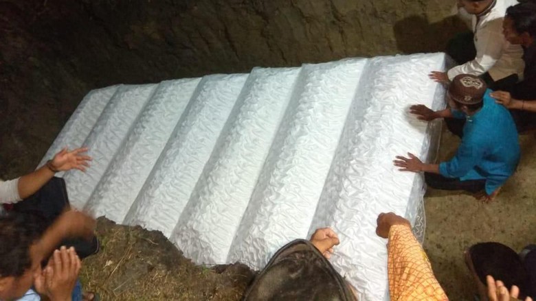 7 Korban Kecelakaan di Semarang Dimakamkan Dalam Satu Liang