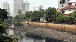 Aksi Pasukan Oranye Bersihkan Sampah di Kali Mati