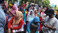 Mereka sudah mengantre sejak subuh tadi.