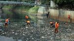 Aksi Pasukan Oranye Bersihkan Sampah di Kali Mati