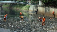 Tak hanya kegiatan bersih-bersih sampah yang harus rutin digalakan, kesadaran untuk tidak membuang sampah sembarangan terlebih ke kali juga menjadi tugas dan tanggung jawab seluruh masyarakat.
