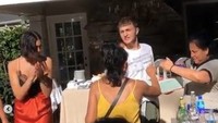 Lewat foto lainnya juga nampak Dua Lipa menemani Anwar yang hadir dengan mengenakan kaus putih. Dok. Instagram
