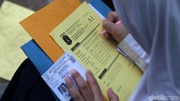 Seorang siswi mengisi formulir Pendaftaran Penerimaan Peserta Didik Baru (PPDB) sistem zonasi.