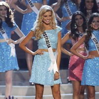 Perempuan kelahiran Newcastle, New South West Australia, 26 tahun lalu, ini pun berhak mewakili negaranya di ajang Miss Universe 2014. Meski tak keluar sebagai juara utama, ia berhasil menembus sampai babak 10 besar. (Foto: Getty Images)