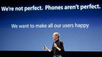 Steve Jobs ikut turun tangan langsung di atas panggung demi memberikan penjelasan soal skandal antena di iPhone 4. Diakuinya bahwa Apple bukan perusahaan yang sempurna, demikian pula ponselnya. (Foto: David Paul Morris/Getty Images)