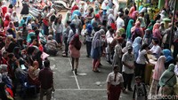 Ratusan warga mengantre untuk PPDB (Pendaftaran Penerimaan Peserta Didik Baru) Jalur Zonasi di SMPN 129, Papanggo, Jakarta Utara,  Senin (24/6).