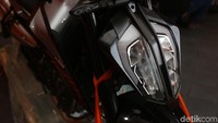 Mesin DOHC parallel twin berkode LC8C ini memiliki kubikasi sebesar 799cc dengan rincian bore x stroke adalah 88mm x 65,7mm.