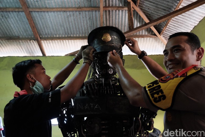 Siswa di Karawang Buat Robot Polisi Gendong Anak dari Barang Bekas Siswa di Karawang Buat Robot Polisi Gendong Anak dari Barang Bekas