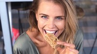 Yummy! Sepotong cake tengah dinikmati Tegan. Ia juga turut menyeruput segelas minuman hangat. Oiya, Tegan adalah model yang sangat ketat menjaga pola makan sehat. Foto: instagram @tegan.martin