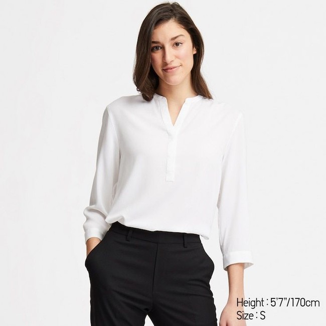 Uniqlo menyediakan berbagai blus berbahan nyaman. Salah satu koleksi terbaru yang bisa dijadikan referensi baju kerja baru adalah blus material rayon dengan lengan 3/4 berikut. Untuk hangout, Anda bisa memadukannya dengan celana jeans. Foto: Uniqlo