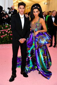 Dua Lipa dan sang mantan, Isaac Carew, di MET Gala 2019.