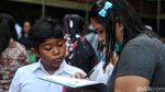 Berebut Kursi SMPN, Ratusan Orang Antre Sejak Pagi