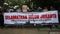 Massa awalnya berkumpul di sekitar kawasan Patung Kuda, Jakarta Pusat. Mereka kemudian berpindah ke depan Wisma Antara dan mulai aksi jalan mundur sekitar pukul 14.00 WIB.