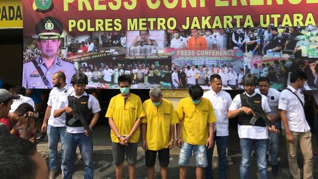 Tiga orang pria ditetapkan sebagai tersangka dalam kasus ini.