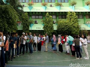 Ortu Murid Ramai-ramai Datangi Sekolah Daftar PPDB Jalur Zonasi