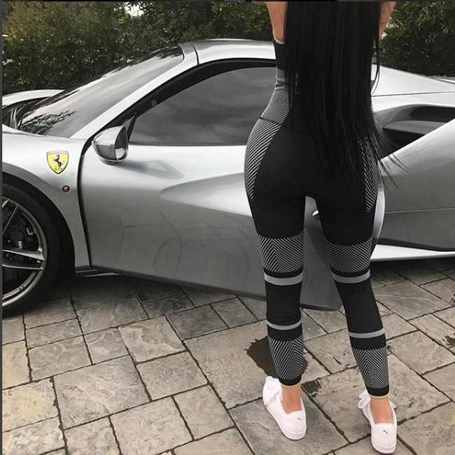 Ini gaya matching Kylie Jenner dengan Ferrari-nya yang berwarna silver. (Foto: Instagram/@kyliejenner)