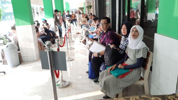 Panitia menyediakan 5 loket atau ruangan pendaftaran. 1 Loket bisa menampung 10 antrean untuk untuk pendaftaran.