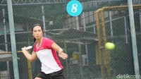 Di bawah terik matahari, Dila berlatih siang tadi, Senin (24/6/2019). Dia satu lawan satu dengan petenis junior di lapangan tenis Elite Club Epicentrum, Jakarta Selatan dengan menyudahi latihan hingga pukul 12.30 WIB.  