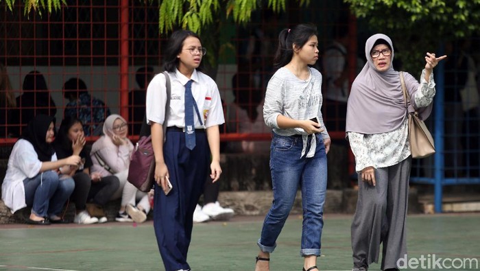 Sejumlah orang tua murid mendatangi SMAN 8 Jakarta untuk mendaftar PPDB DKI 2019 Jalur Zonasi. Tak sedikit dari mereka yang telah mengantre sejak pagi.