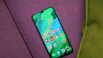 Ponsel ini membawa fitur sensor sidik jari di layar. Foto: Sina Mobile