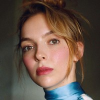 Hal tersebut terungkap ketika ia ditanya mengenai kehidupan cintanya belakangan ini. Oh, nol, sayang, nol, ungkapnya. Aku tidak tahu apakah itu karena aku berperan sebagai seorang psikopat tapi aku tidak didekati pria sama sekali. Yang mana tidak apa-apa karena aku tidak pernah berada di satu tempat dalam waktu yang lama, tambah Jodie. Foto: Instagram @jodiemcomer