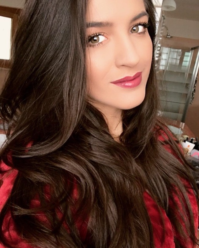 Perkenalkan sosok wanita cantik bernama Natalia Becker adalah istri dari penjaga gawang timnas Brasil dan klub Liverpool, Alisson Becker. Foto: Instagram @natalialbecker